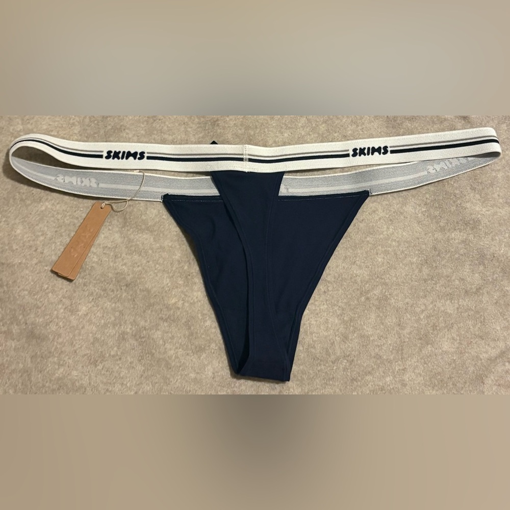 SKIMS Fits Everybody Navy Thong 4X - Picture 2 of 3